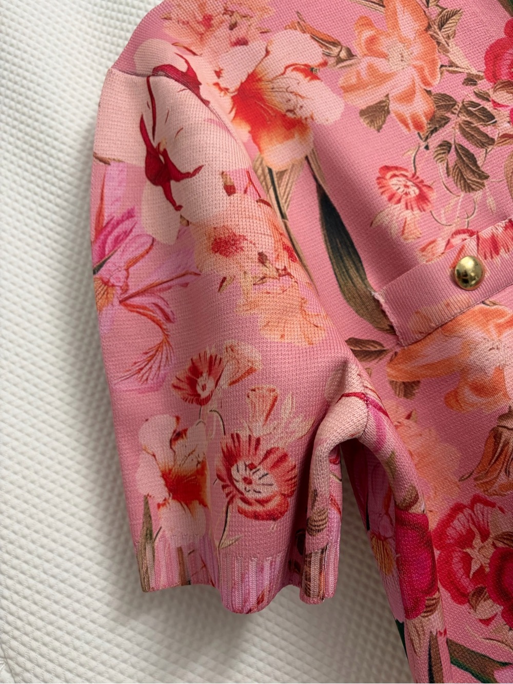 Floral Pink Short Sleeve Cardigan with Gold Button Detail/ Size XL - Picture 3 of 8